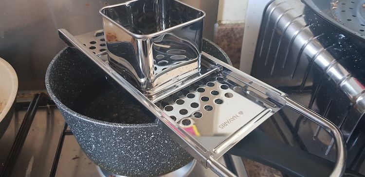 Making Käsespätzle